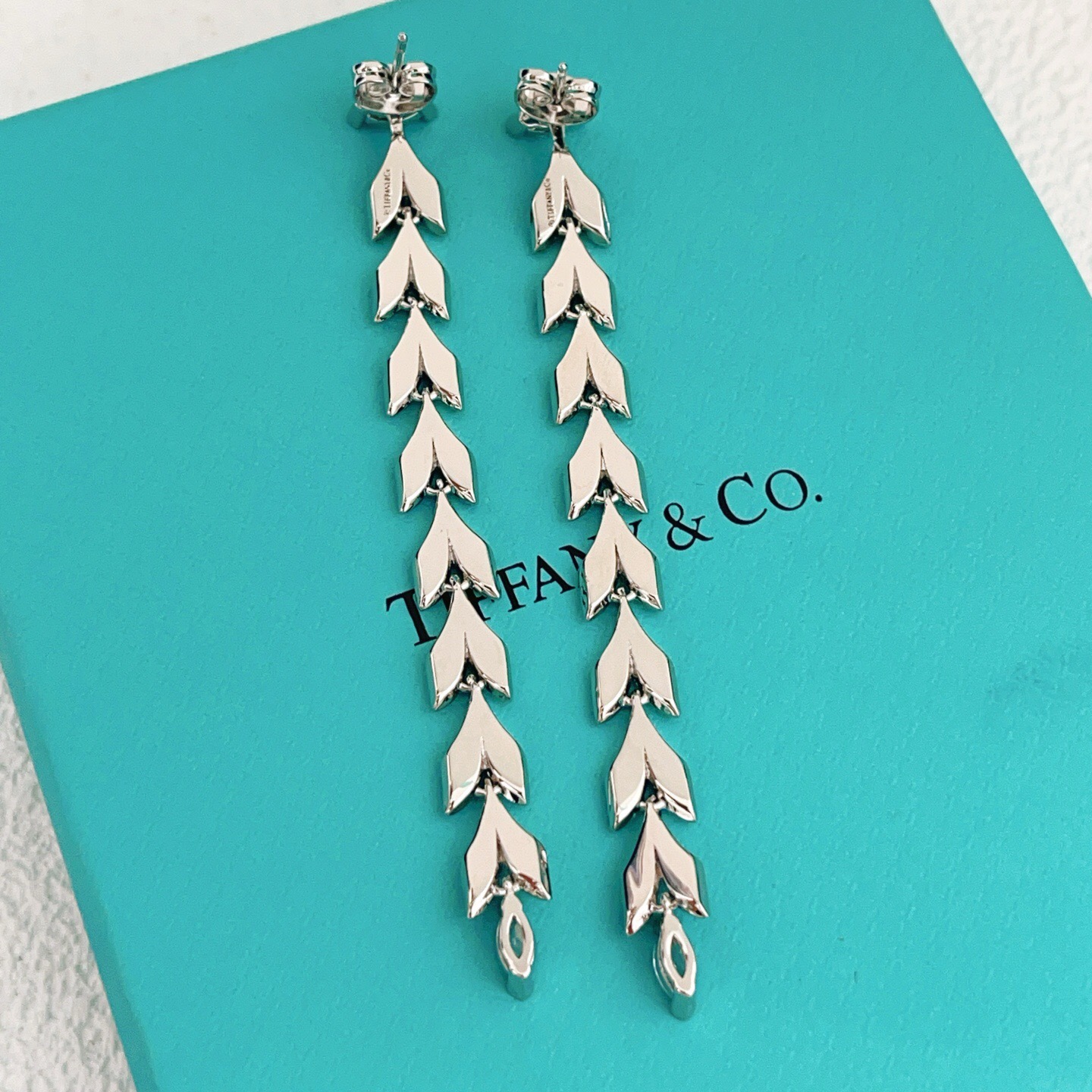 【Tiffany*帝芙尼最新款🆕🆕银色镶钻流苏叶片耳钉】一致官网黄铜材质，非常的上镜‼️设计很特别值得入