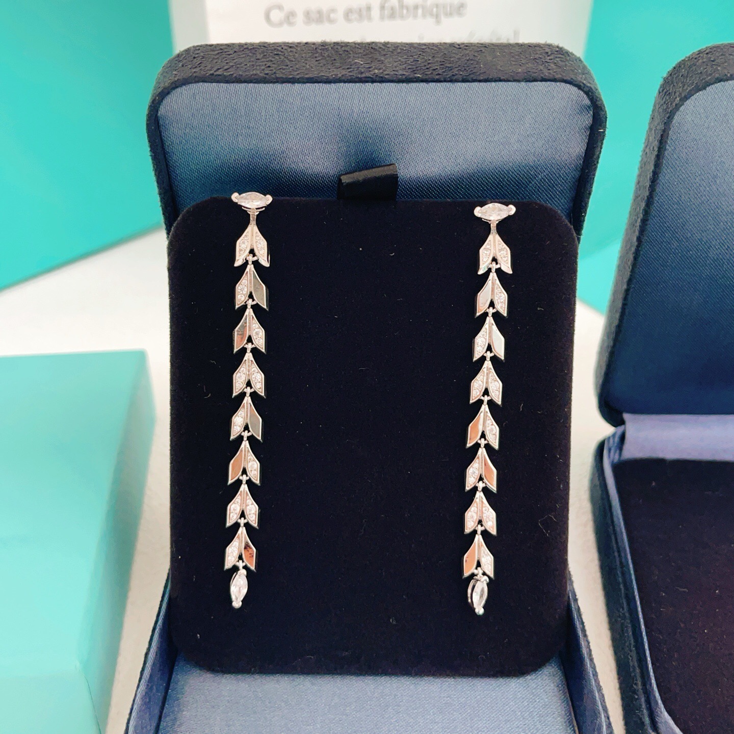 【Tiffany*帝芙尼最新款🆕🆕银色镶钻流苏叶片耳钉】一致官网黄铜材质，非常的上镜‼️设计很特别值得入