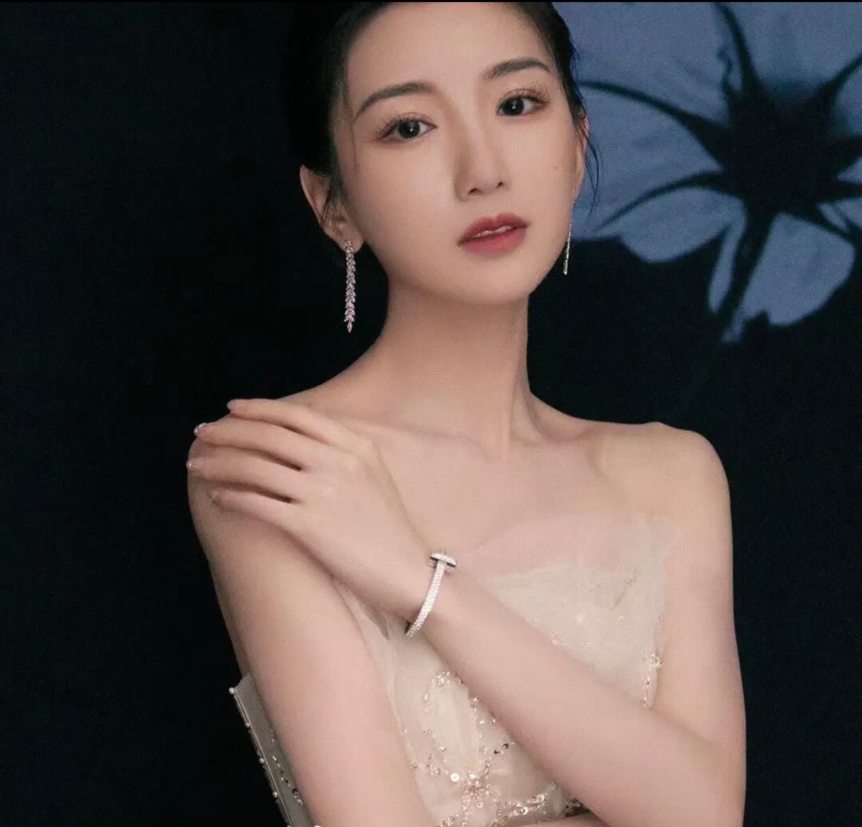 【Tiffany*帝芙尼最新款🆕🆕银色镶钻流苏叶片耳钉】一致官网黄铜材质，非常的上镜‼️设计很特别值得入