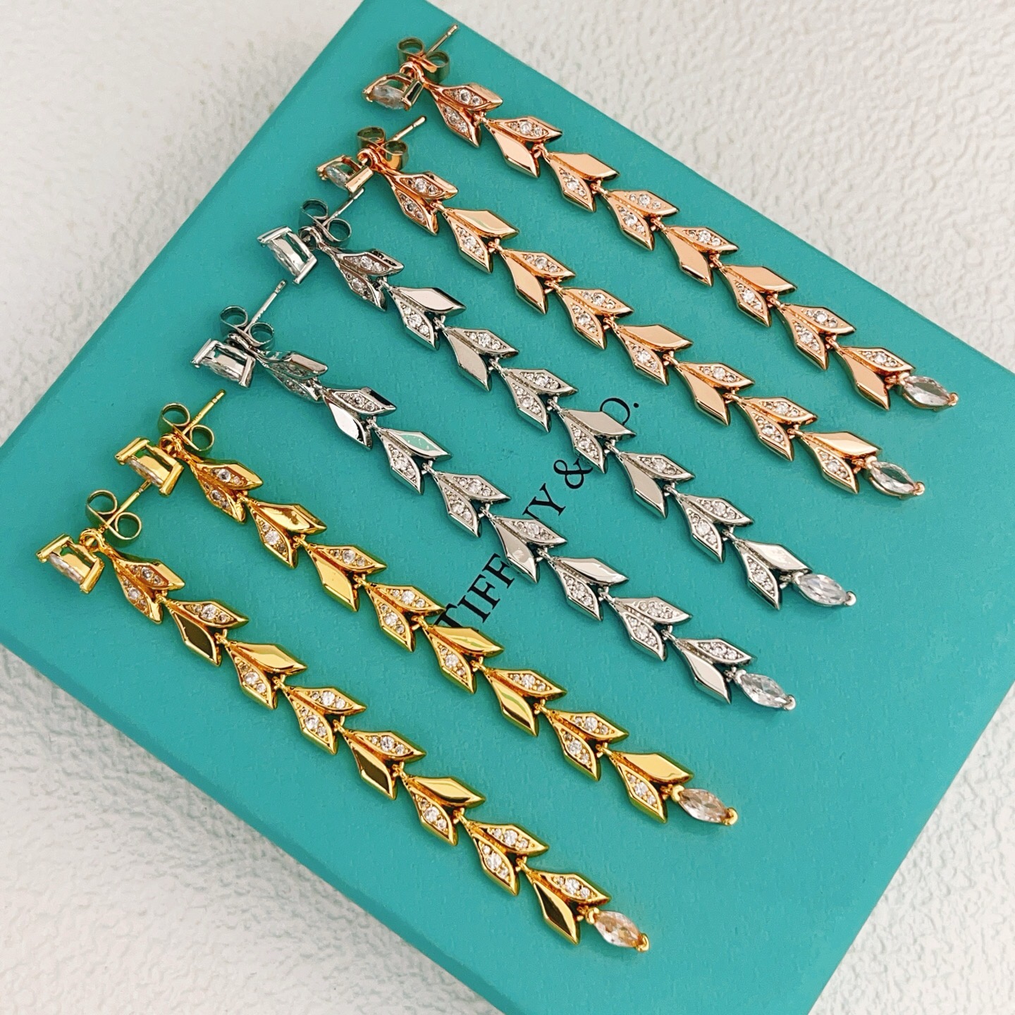 【Tiffany*帝芙尼最新款🆕🆕玫瑰金镶钻流苏叶片耳钉】一致官网黄铜材质，非常的上镜‼️设计很特别值得