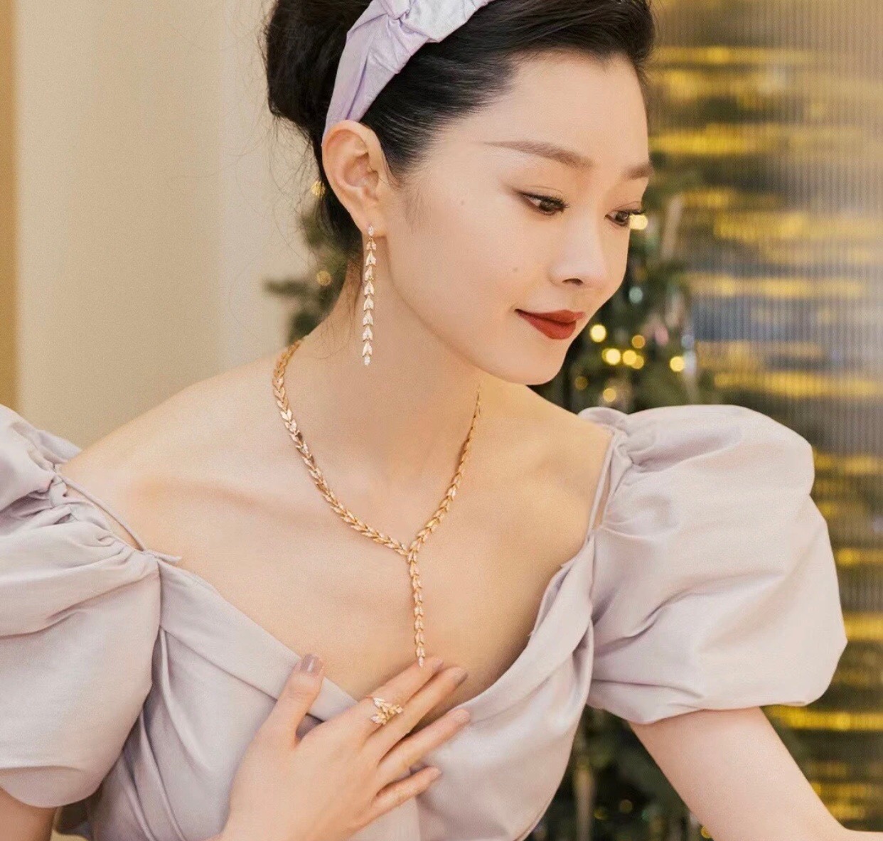 【Tiffany*帝芙尼最新款🆕🆕玫瑰金镶钻流苏叶片耳钉】一致官网黄铜材质，非常的上镜‼️设计很特别值得