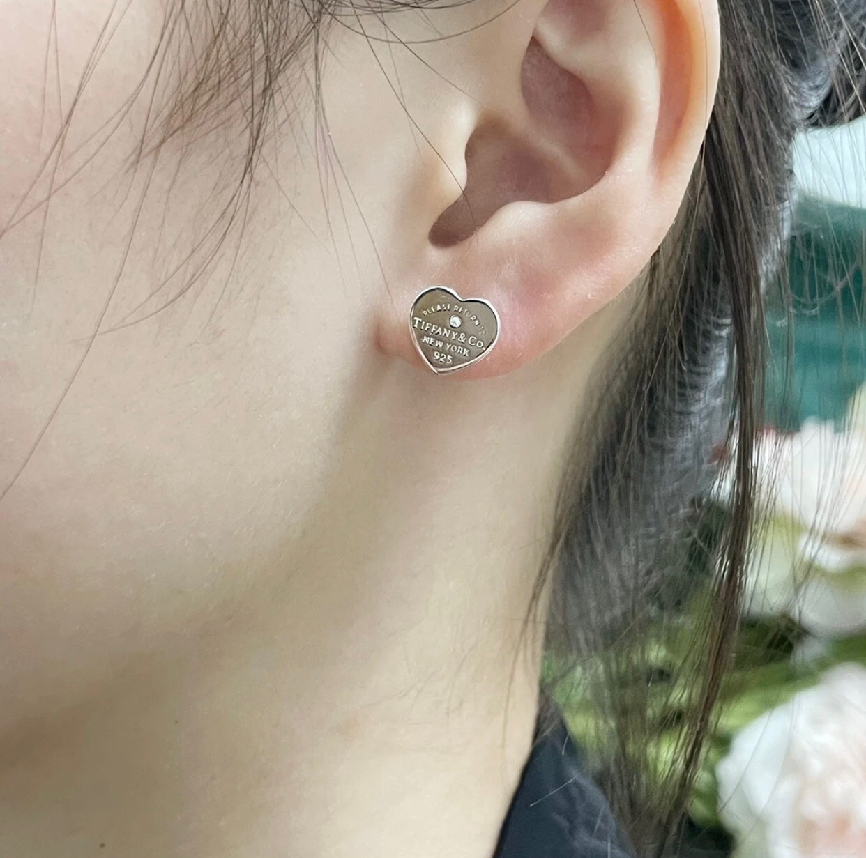 【Tiffany*帝芙尼最新款🆕🆕银色单钻光面爱心耳钉】一致官网黄铜材质，非常的上镜‼️设计很特别值得入