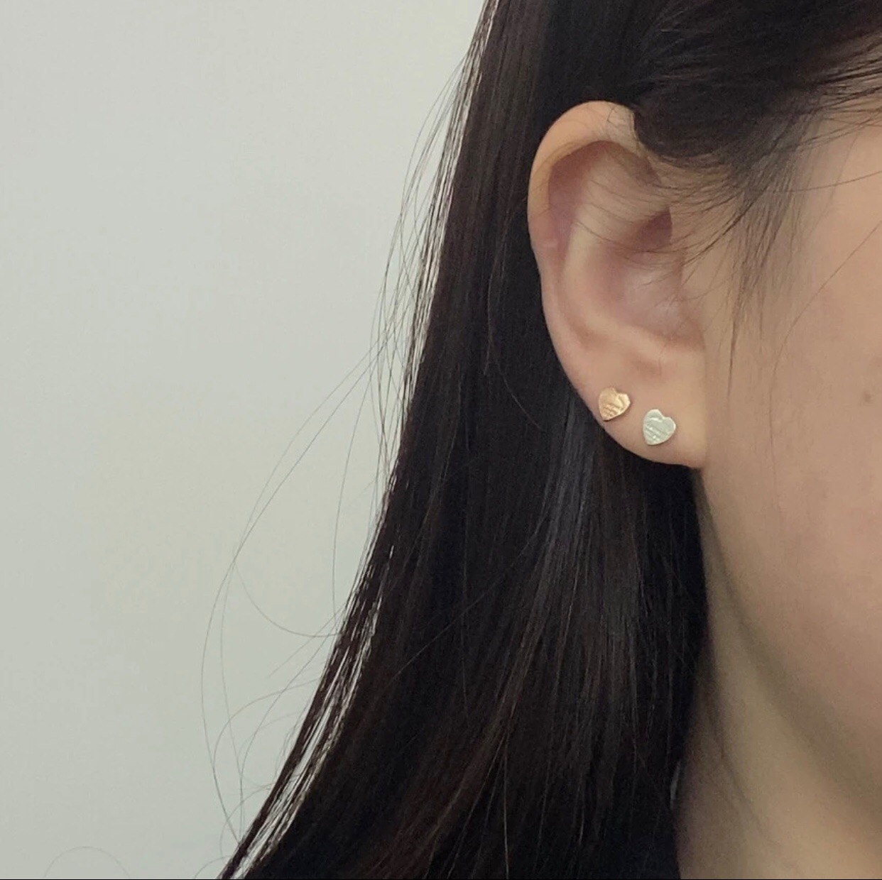 【Tiffany*帝芙尼最新款🆕🆕银色单钻光面爱心耳钉】一致官网黄铜材质，非常的上镜‼️设计很特别值得入