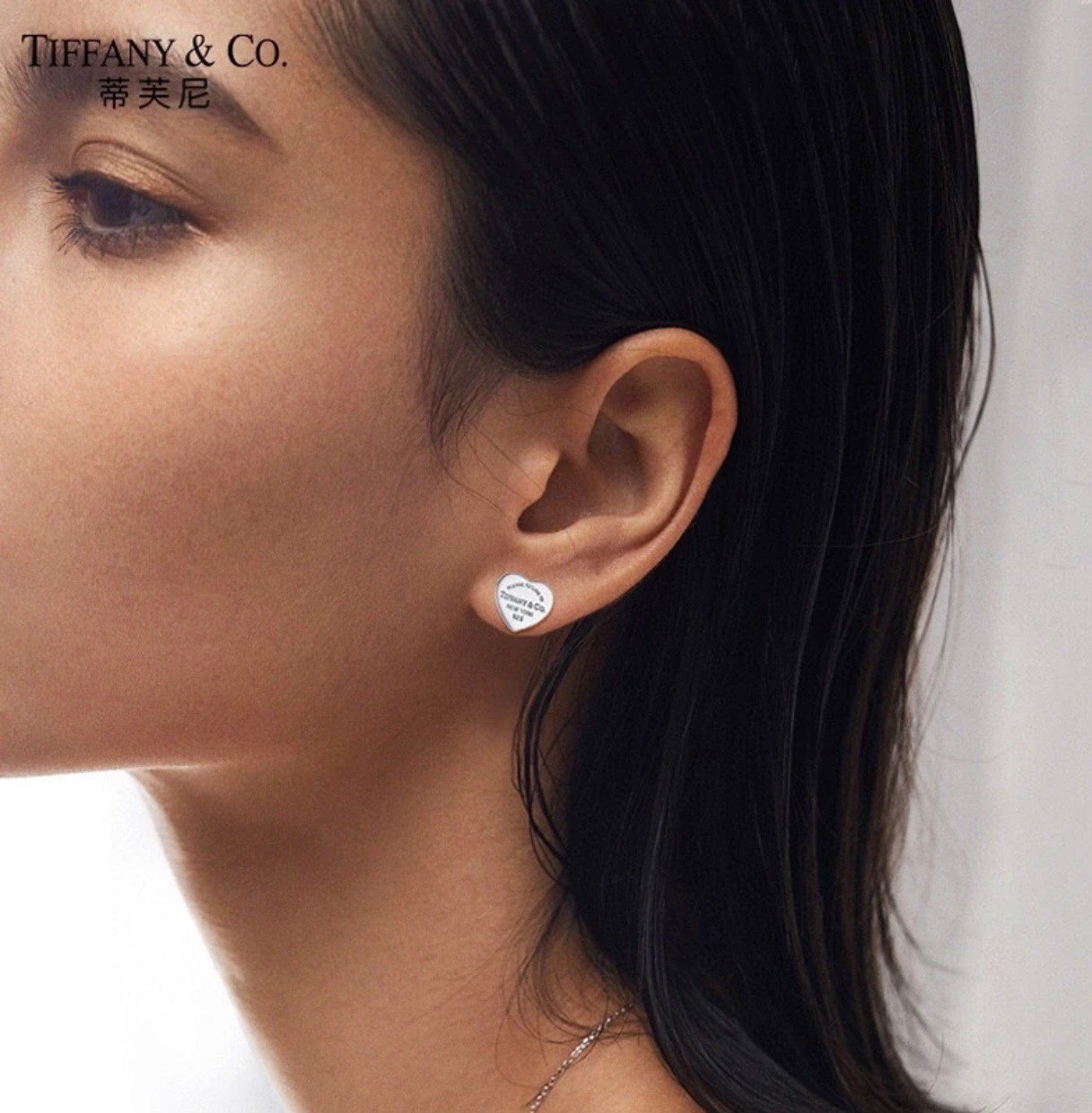 【Tiffany*帝芙尼最新款🆕🆕银色单钻光面爱心耳钉】一致官网黄铜材质，非常的上镜‼️设计很特别值得入