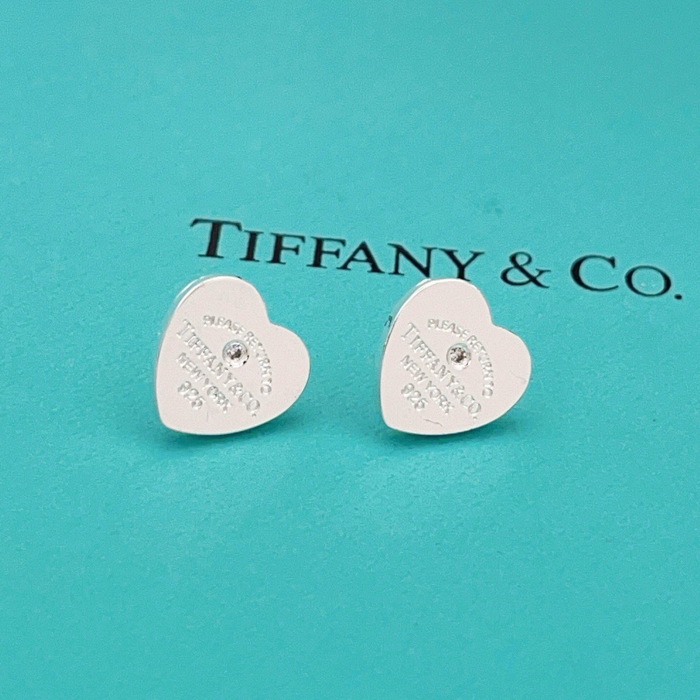 【Tiffany*帝芙尼最新款🆕🆕银色单钻光面爱心耳钉】一致官网黄铜材质，非常的上镜‼️设计很特别值得入