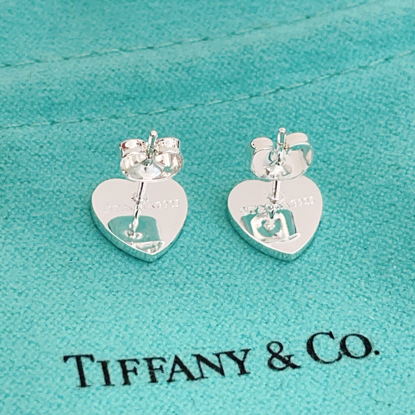 【Tiffany*帝芙尼最新款🆕🆕银色单钻光面爱心耳钉】一致官网黄铜材质，非常的上镜‼️设计很特别值得入