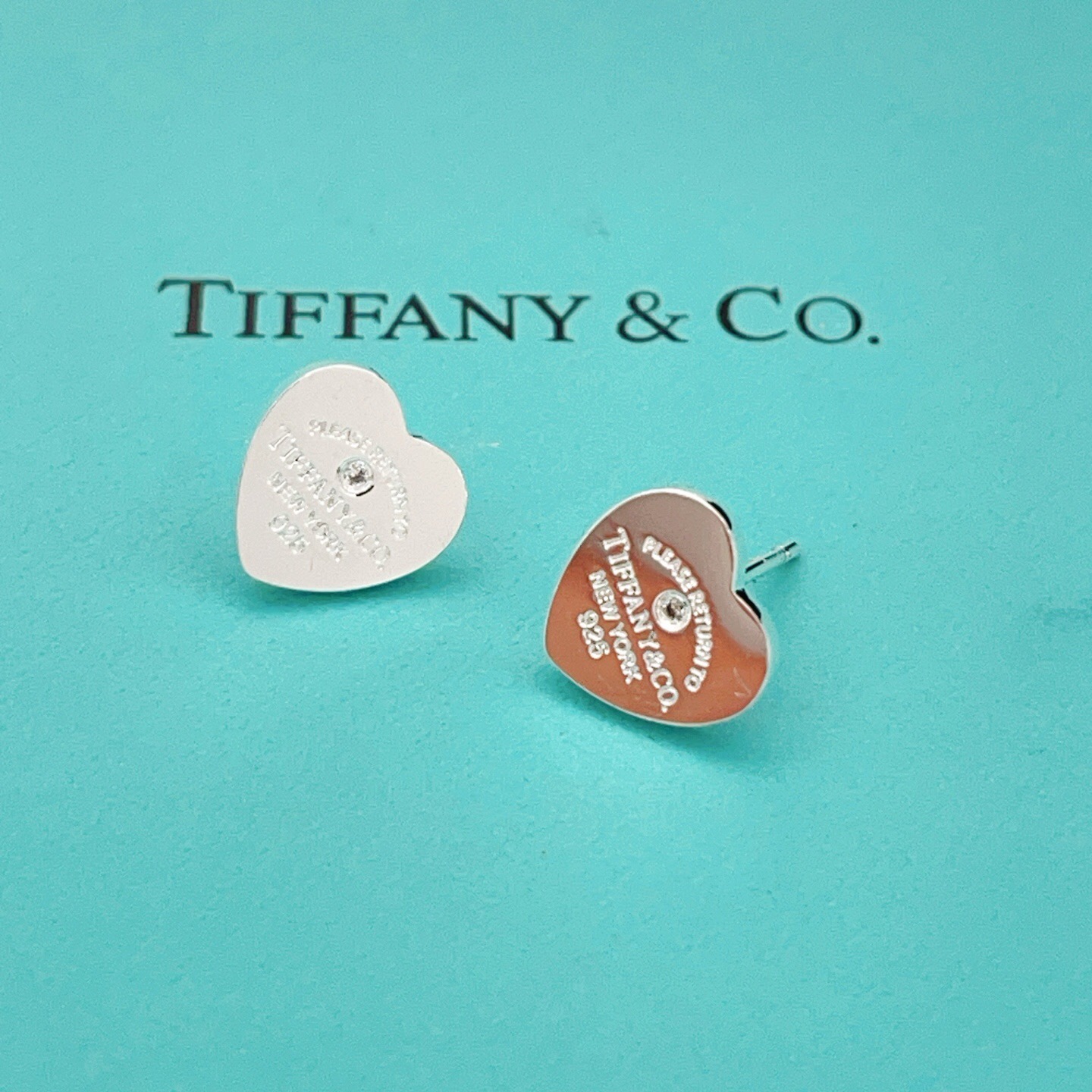 【Tiffany*帝芙尼最新款🆕🆕银色单钻光面爱心耳钉】一致官网黄铜材质，非常的上镜‼️设计很特别值得入