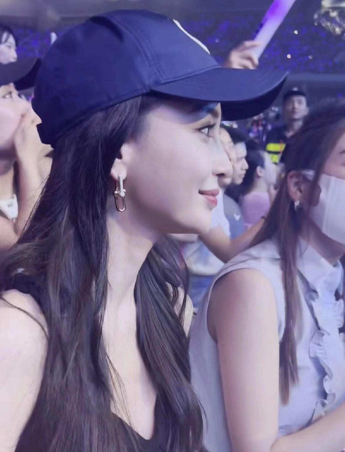 【Tiffany*帝芙尼最新款🆕🆕玫瑰金镶钻马蹄耳钉】一致官网黄铜材质，非常的上镜‼️设计很特别值得入手