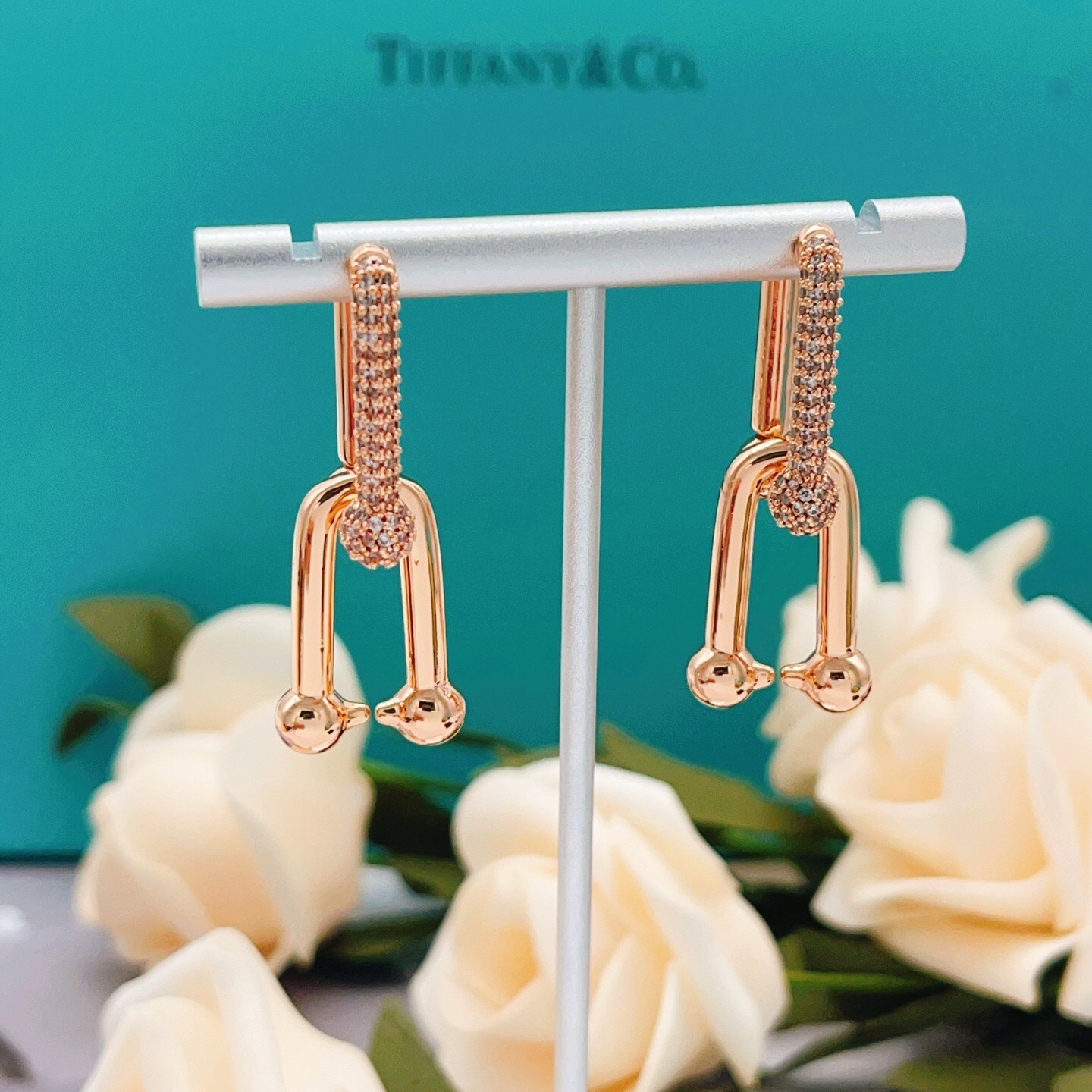 【Tiffany*帝芙尼最新款🆕🆕玫瑰金镶钻马蹄耳钉】一致官网黄铜材质，非常的上镜‼️设计很特别值得入手
