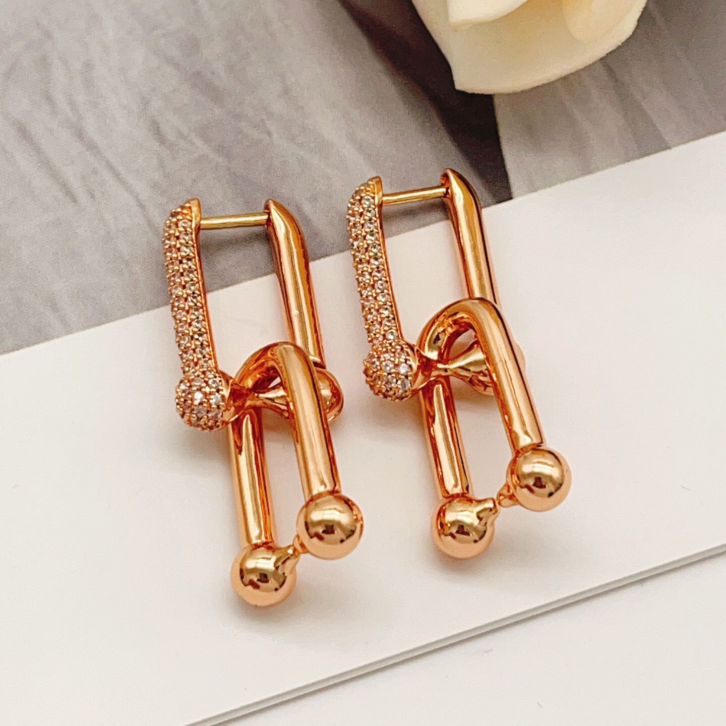 【Tiffany*帝芙尼最新款🆕🆕玫瑰金镶钻马蹄耳钉】一致官网黄铜材质，非常的上镜‼️设计很特别值得入手