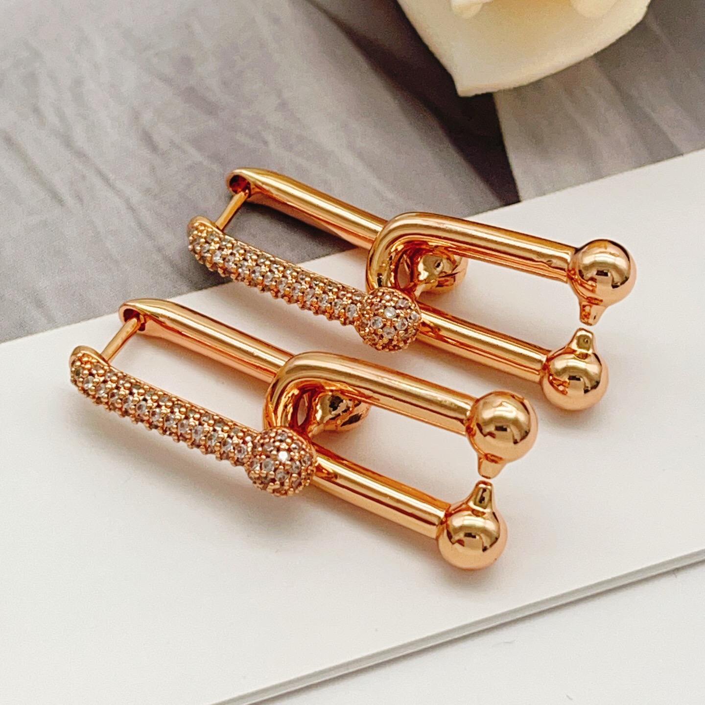 【Tiffany*帝芙尼最新款🆕🆕玫瑰金镶钻马蹄耳钉】一致官网黄铜材质，非常的上镜‼️设计很特别值得入手