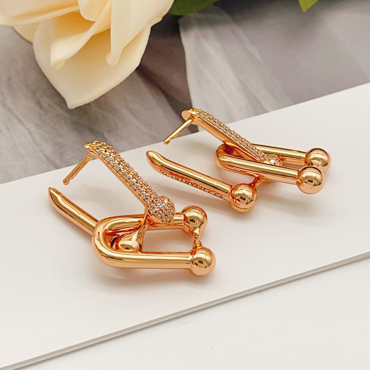 【Tiffany*帝芙尼最新款🆕🆕玫瑰金镶钻马蹄耳钉】一致官网黄铜材质，非常的上镜‼️设计很特别值得入手