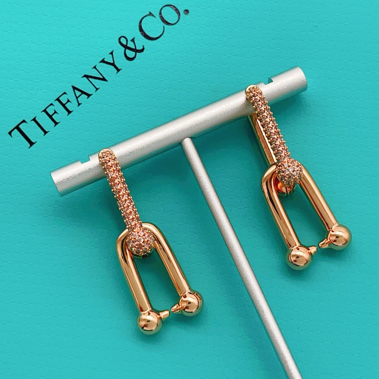 【Tiffany*帝芙尼最新款🆕🆕玫瑰金镶钻马蹄耳钉】一致官网黄铜材质，非常的上镜‼️设计很特别值得入手