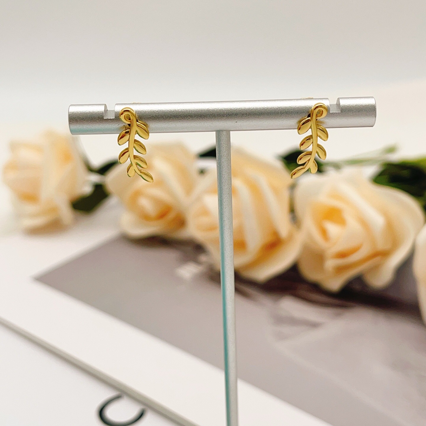 【Tiffany*帝芙尼最新款🆕🆕金色叶片耳钉】一致官网黄铜材质，非常的上镜‼️设计很特别值得入手。高级