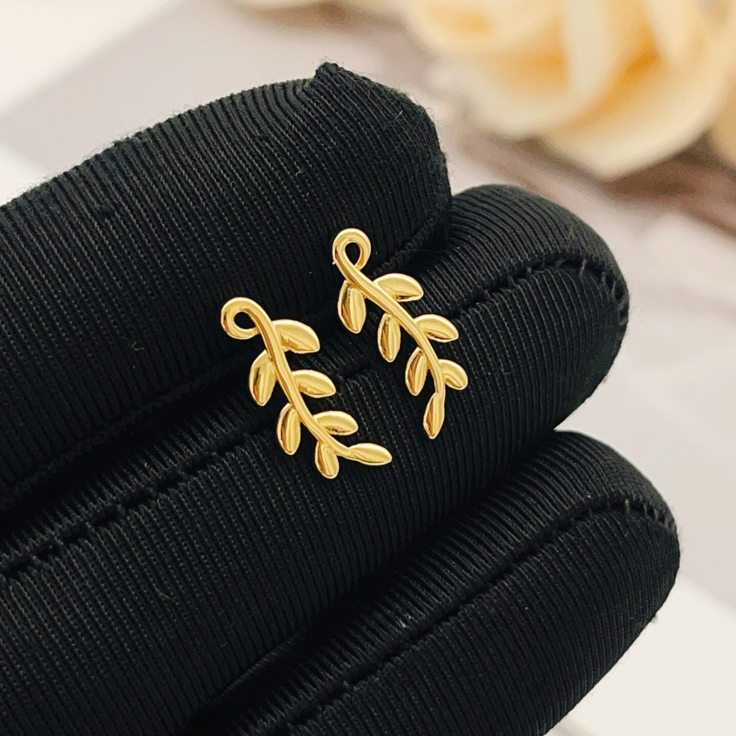 【Tiffany*帝芙尼最新款🆕🆕金色叶片耳钉】一致官网黄铜材质，非常的上镜‼️设计很特别值得入手。高级
