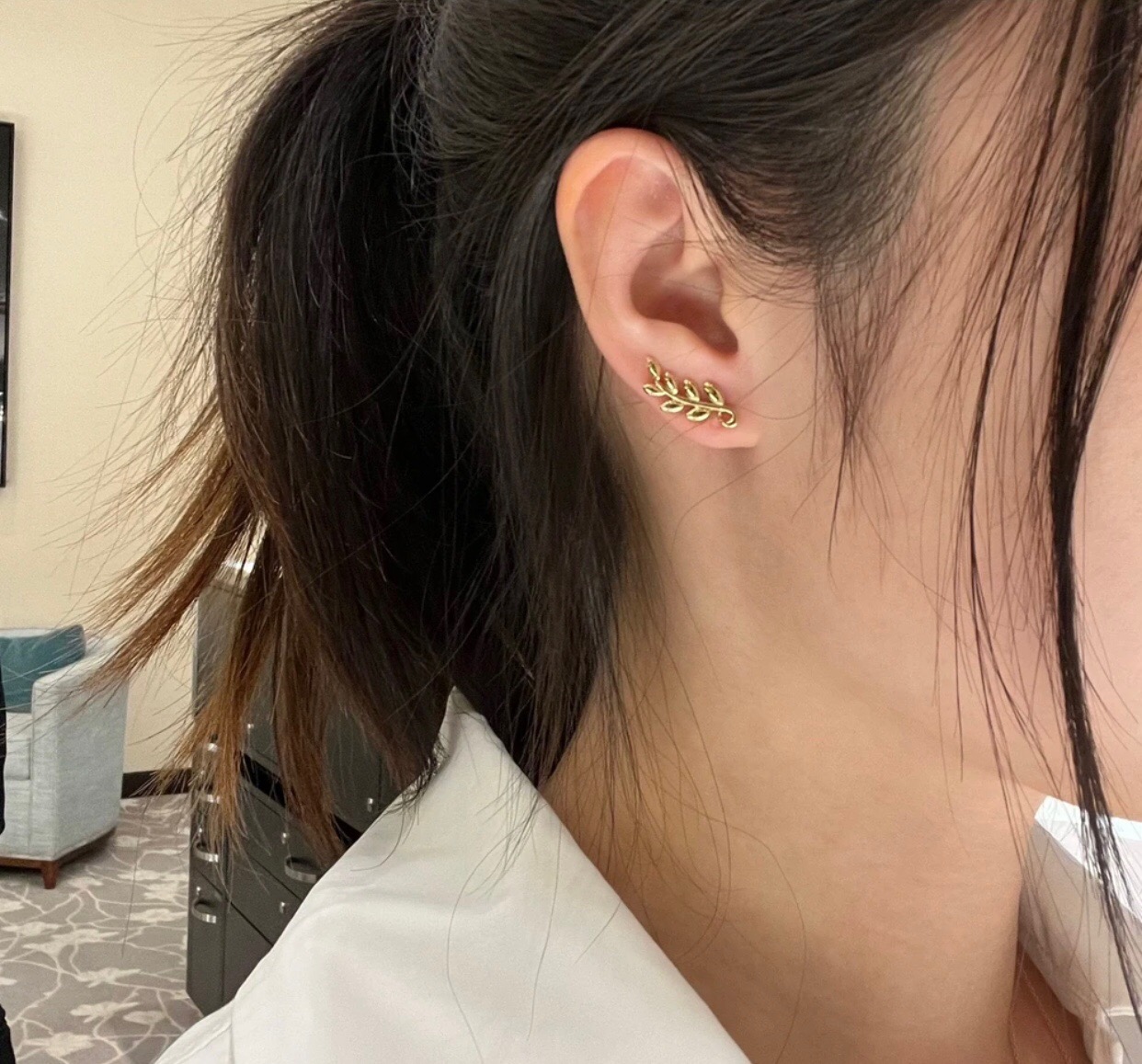 【Tiffany*帝芙尼最新款🆕🆕金色叶片耳钉】一致官网黄铜材质，非常的上镜‼️设计很特别值得入手。高级