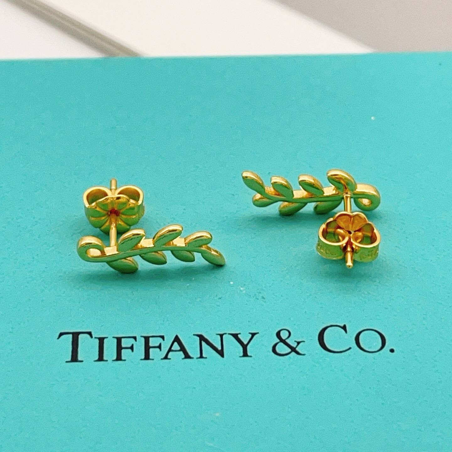 【Tiffany*帝芙尼最新款🆕🆕金色叶片耳钉】一致官网黄铜材质，非常的上镜‼️设计很特别值得入手。高级