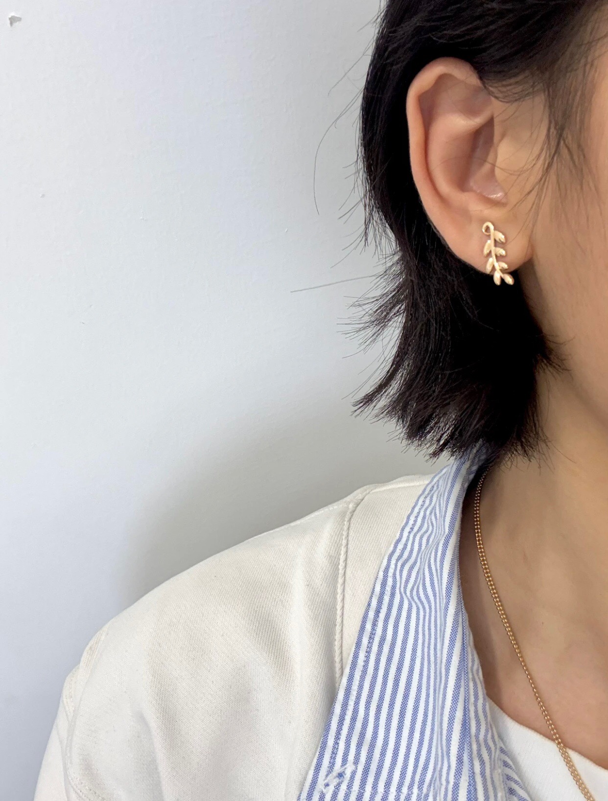 【Tiffany*帝芙尼最新款🆕🆕金色叶片耳钉】一致官网黄铜材质，非常的上镜‼️设计很特别值得入手。高级