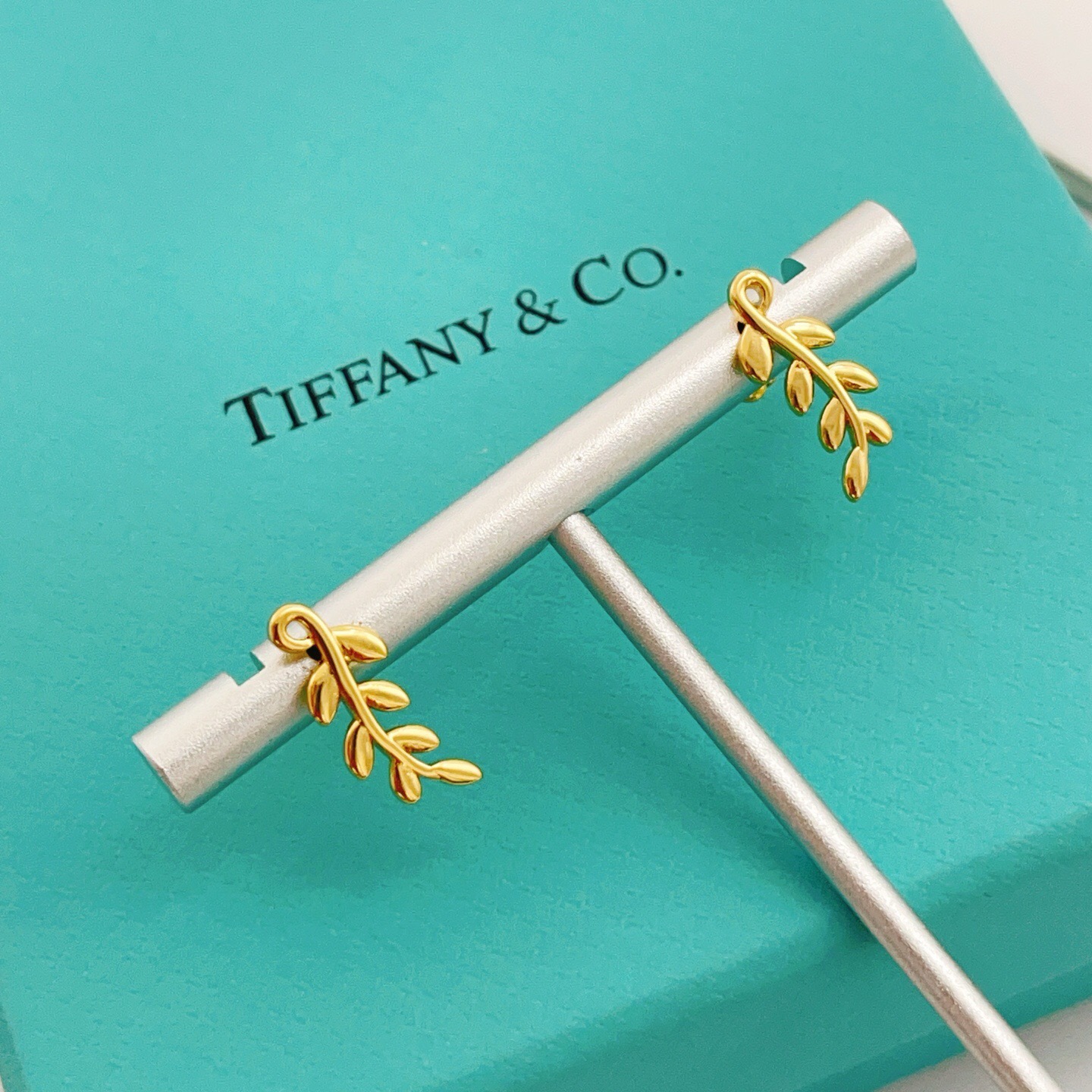 【Tiffany*帝芙尼最新款🆕🆕金色叶片耳钉】一致官网黄铜材质，非常的上镜‼️设计很特别值得入手。高级