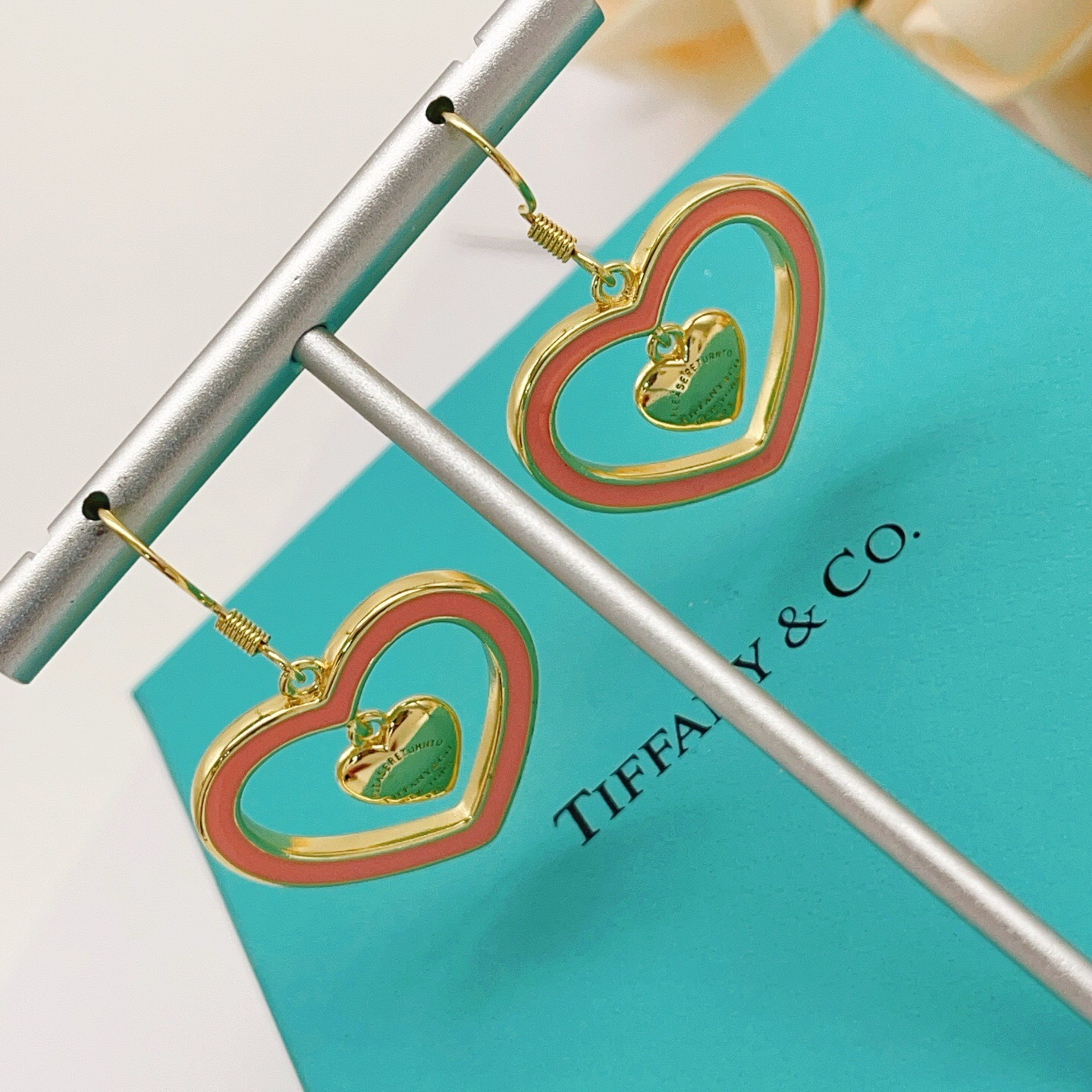 【Tiffany*帝芙尼最新款🆕🆕金色流苏粉爱心耳环】一致官网黄铜材质，非常的上镜‼️设计很特别值得入手