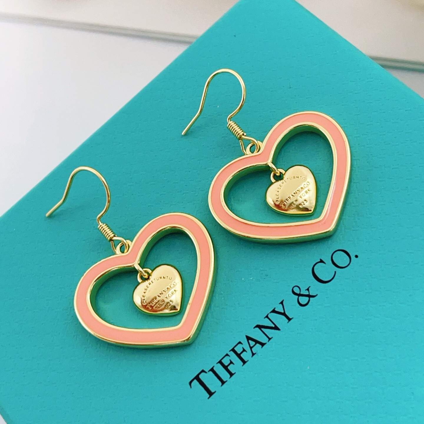 【Tiffany*帝芙尼最新款🆕🆕金色流苏粉爱心耳环】一致官网黄铜材质，非常的上镜‼️设计很特别值得入手