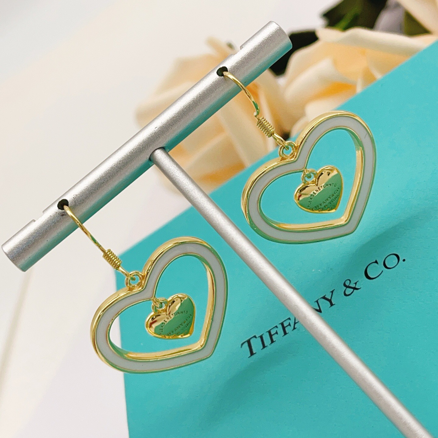 【Tiffany*帝芙尼最新款🆕🆕金色流苏白爱心耳环】一致官网黄铜材质，非常的上镜‼️设计很特别值得入手