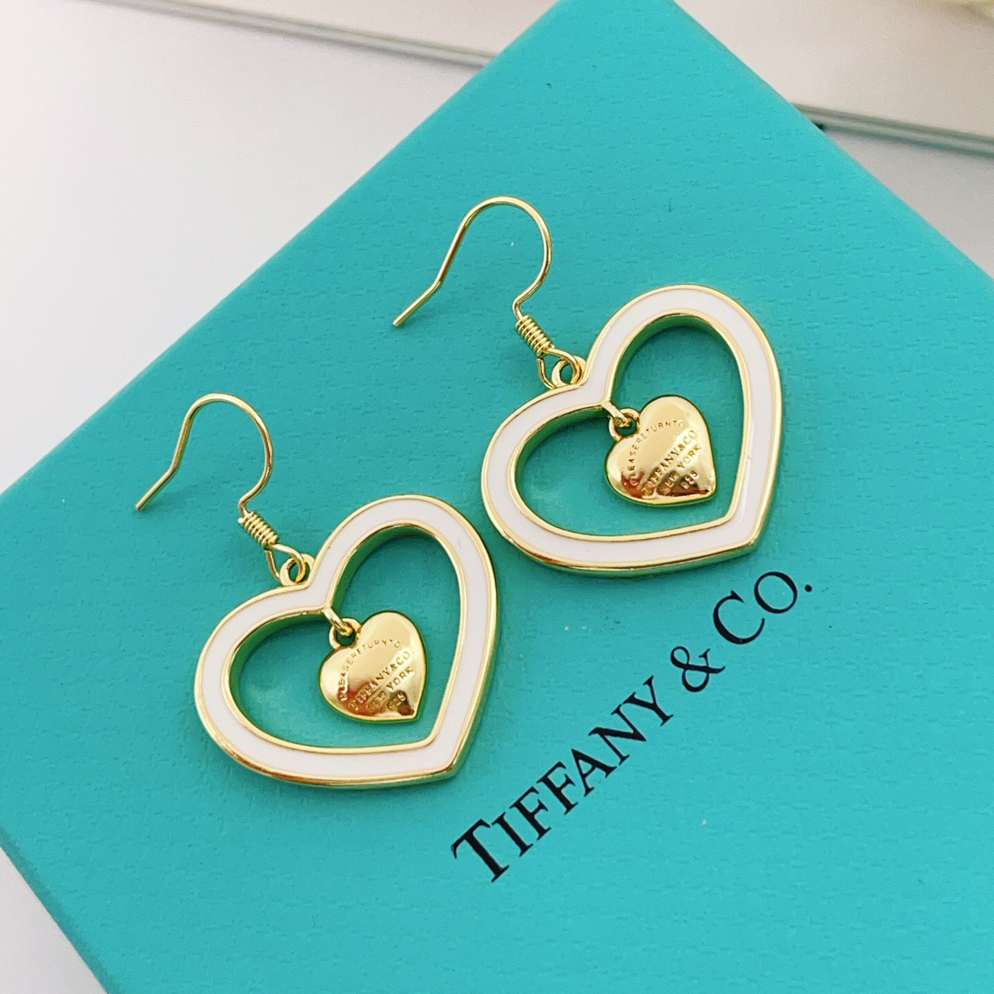 【Tiffany*帝芙尼最新款🆕🆕金色流苏白爱心耳环】一致官网黄铜材质，非常的上镜‼️设计很特别值得入手