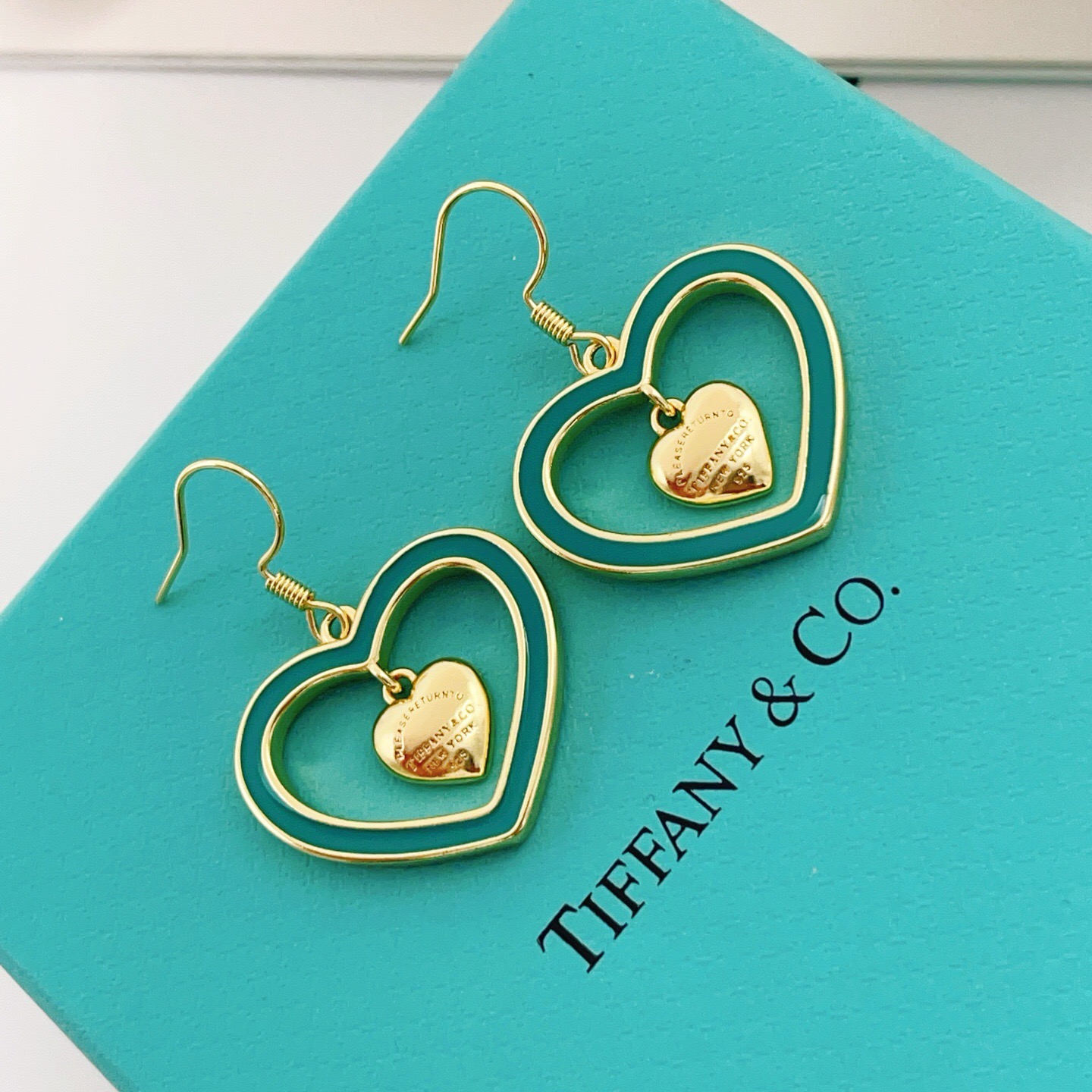 【Tiffany*帝芙尼最新款🆕🆕金色流苏绿爱心耳环】一致官网黄铜材质，非常的上镜‼️设计很特别值得入手