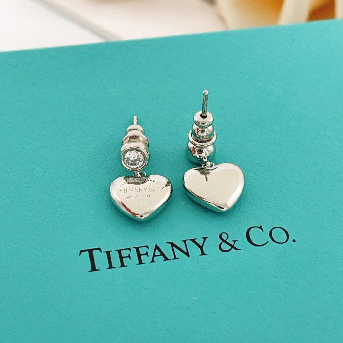 【Tiffany*帝芙尼最新款🆕🆕银色单钻流苏光面爱心耳钉】一致官网黄铜材质，非常的上镜‼️设计很特别值
