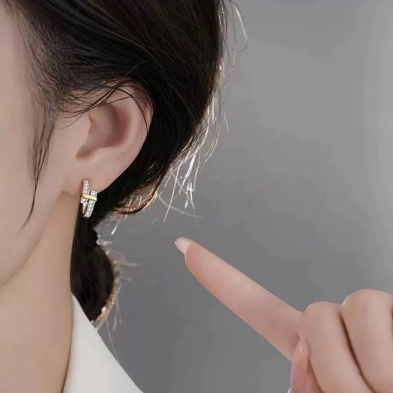 【Tiffany*帝芙尼最新款🆕🆕银色镶钻二合一钉子耳钉】一致官网黄铜材质，非常的上镜‼️设计很特别值得