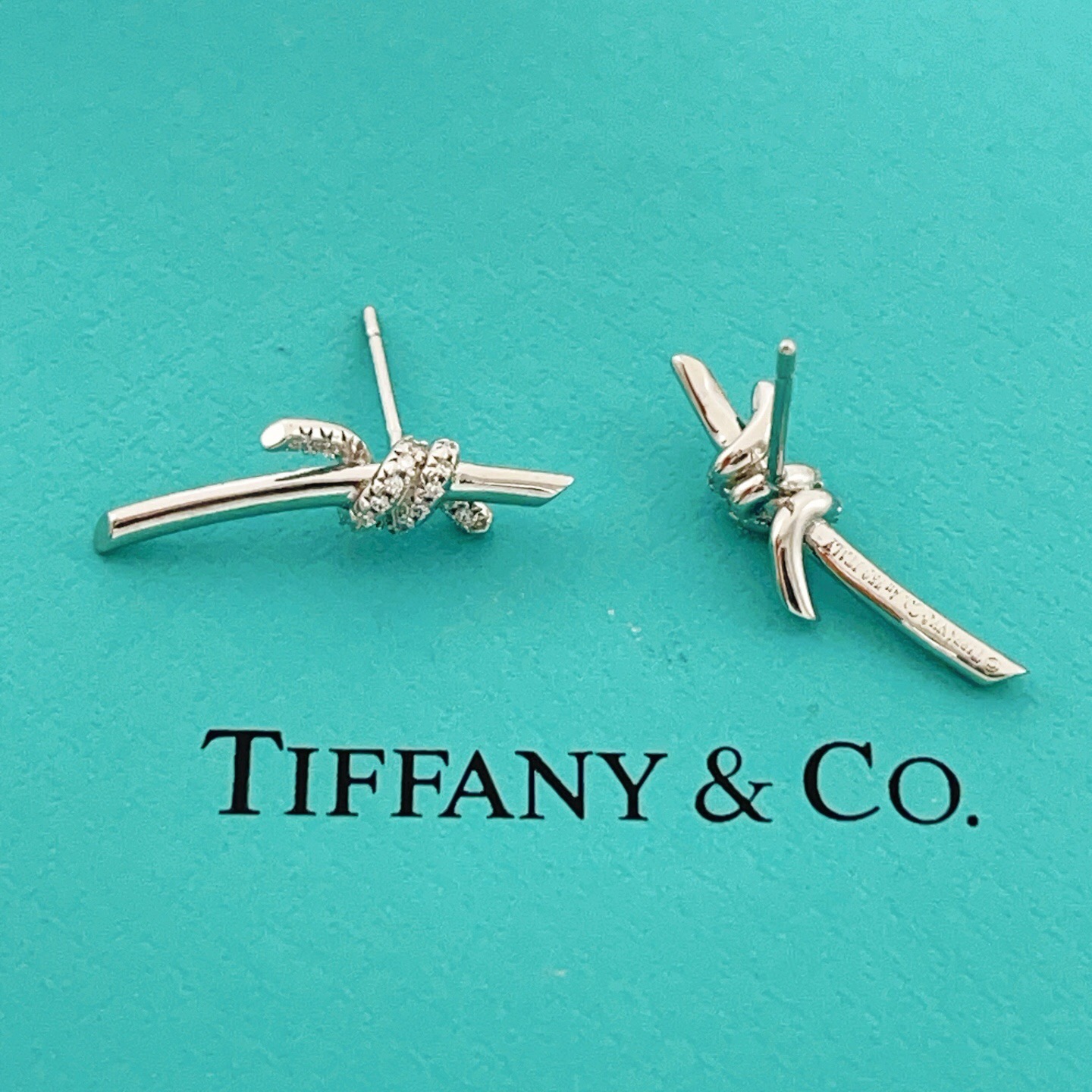 【Tiffany*帝芙尼最新款🆕🆕银色镶钻绳结耳钉】一致官网黄铜材质，非常的上镜‼️设计很特别值得入手。