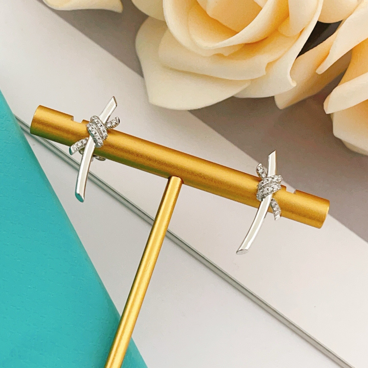 【Tiffany*帝芙尼最新款🆕🆕银色镶钻绳结耳钉】一致官网黄铜材质，非常的上镜‼️设计很特别值得入手。