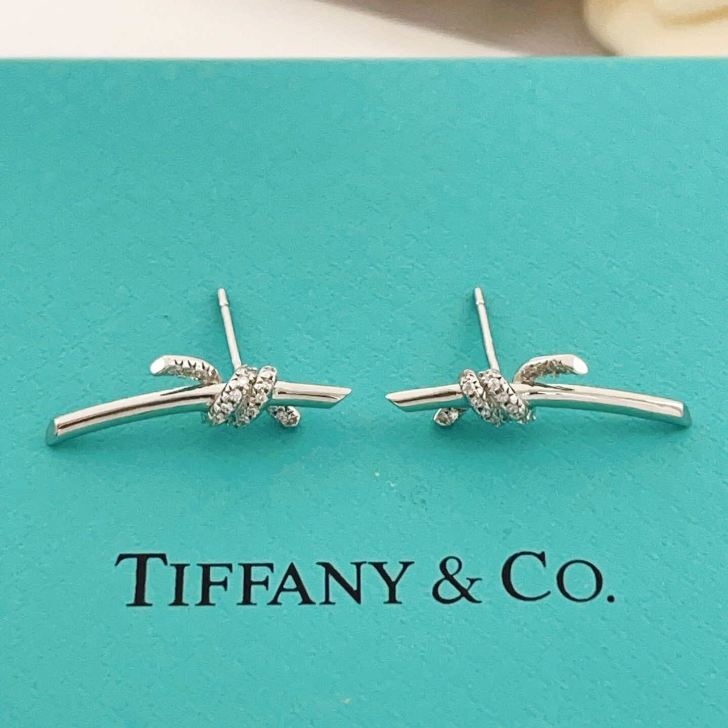 【Tiffany*帝芙尼最新款🆕🆕银色镶钻绳结耳钉】一致官网黄铜材质，非常的上镜‼️设计很特别值得入手。