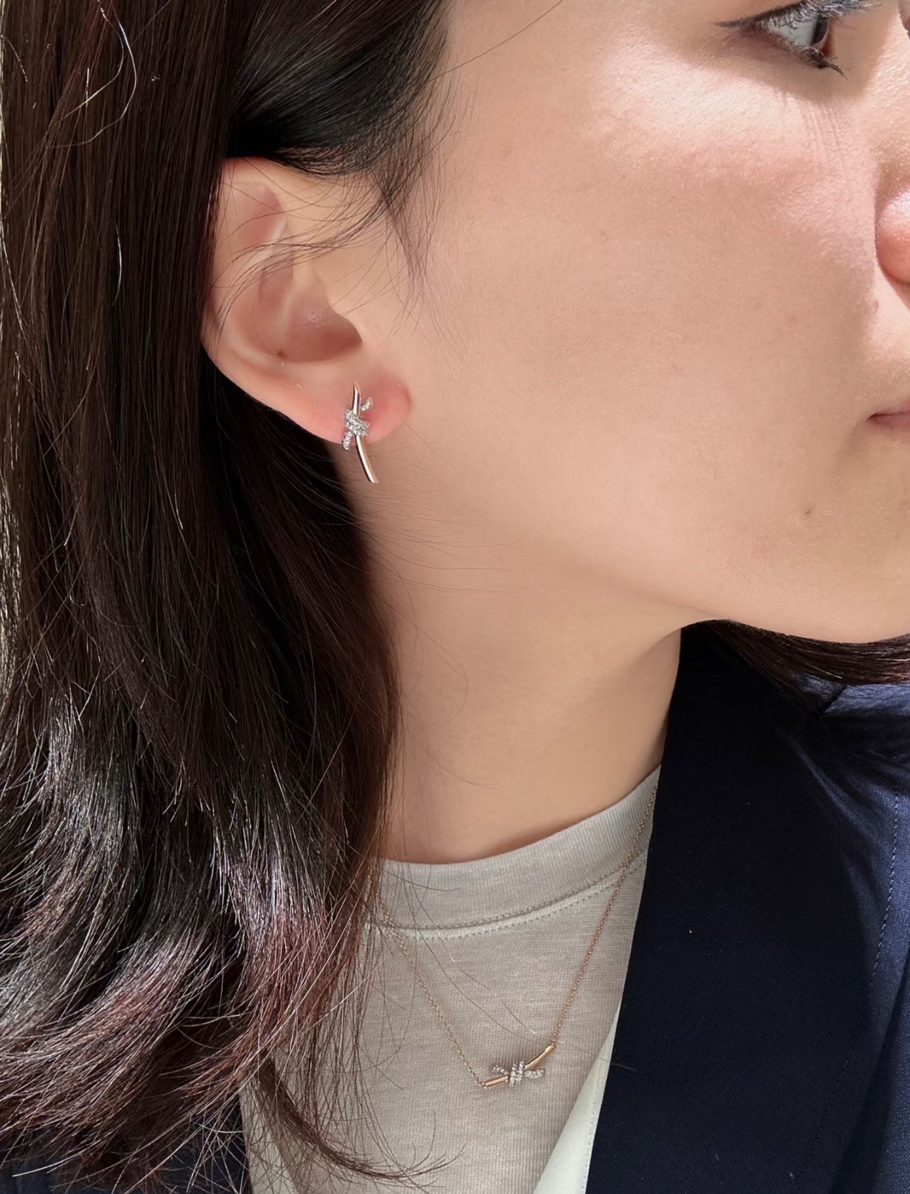 【Tiffany*帝芙尼最新款🆕🆕银色镶钻绳结耳钉】一致官网黄铜材质，非常的上镜‼️设计很特别值得入手。
