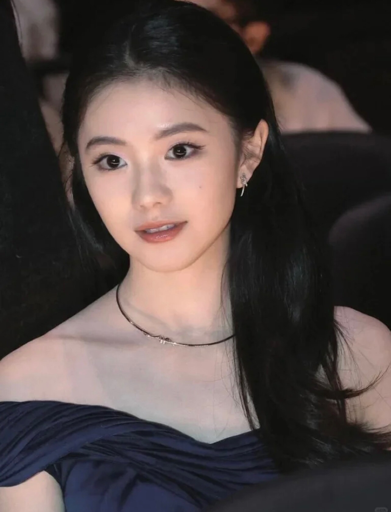 【Tiffany*帝芙尼最新款🆕🆕银色镶钻绳结耳钉】一致官网黄铜材质，非常的上镜‼️设计很特别值得入手。