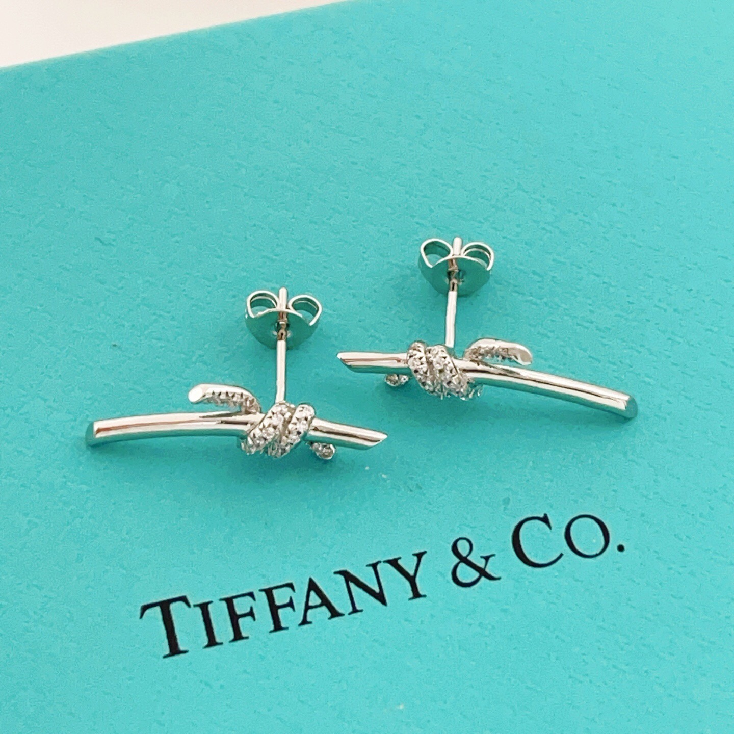 【Tiffany*帝芙尼最新款🆕🆕银色镶钻绳结耳钉】一致官网黄铜材质，非常的上镜‼️设计很特别值得入手。