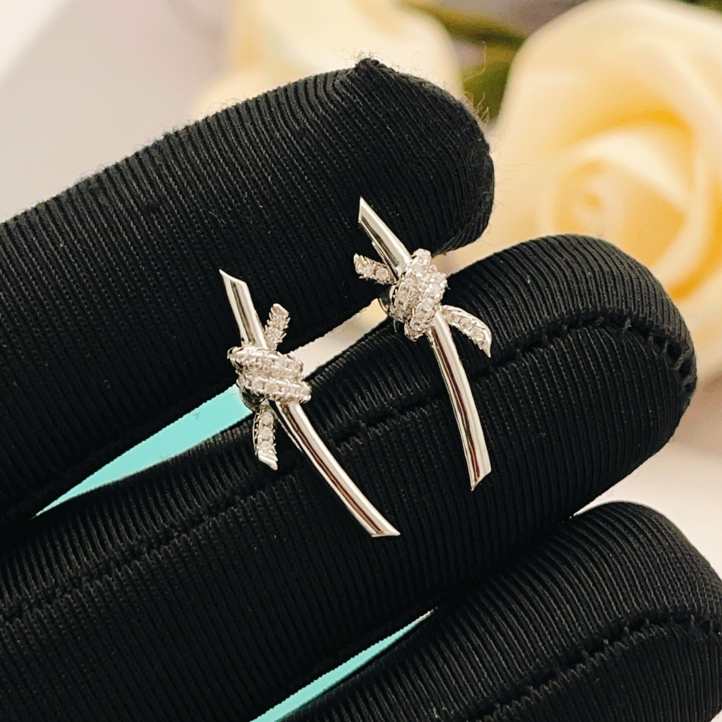【Tiffany*帝芙尼最新款🆕🆕银色镶钻绳结耳钉】一致官网黄铜材质，非常的上镜‼️设计很特别值得入手。