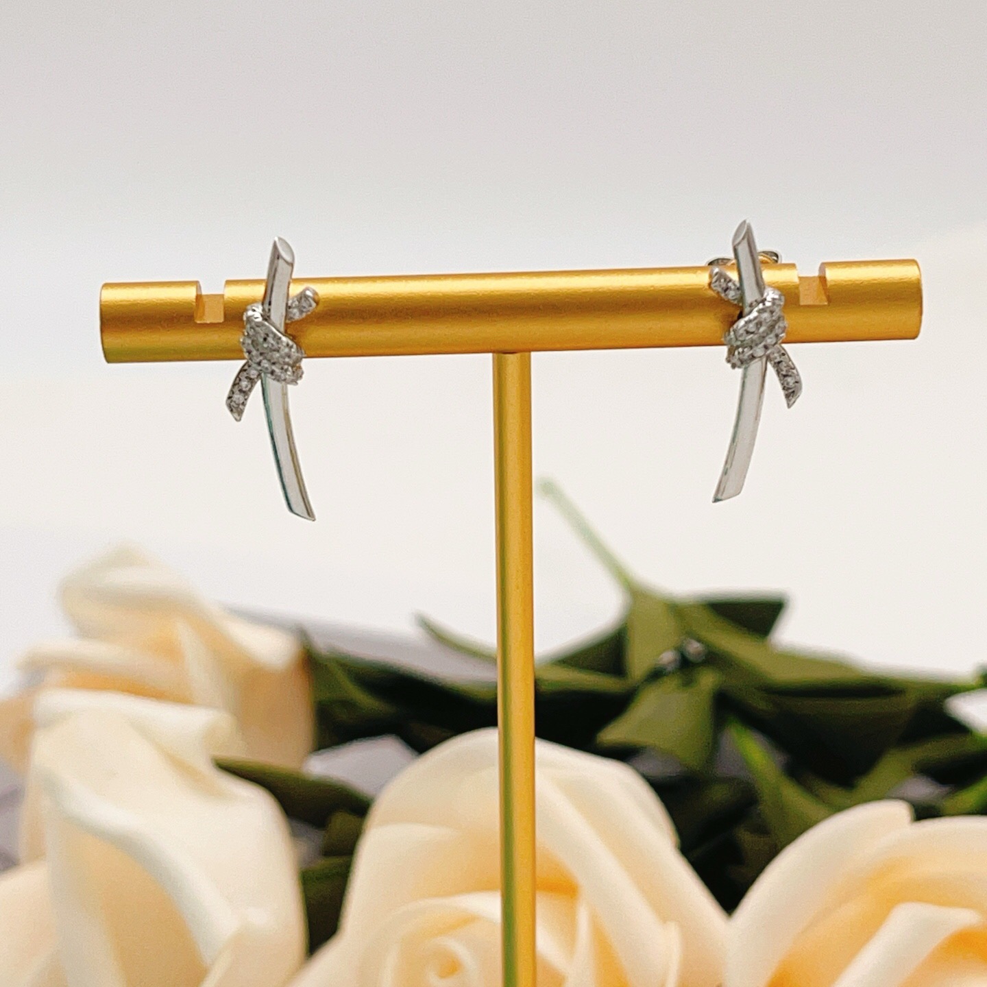 【Tiffany*帝芙尼最新款🆕🆕银色镶钻绳结耳钉】一致官网黄铜材质，非常的上镜‼️设计很特别值得入手。
