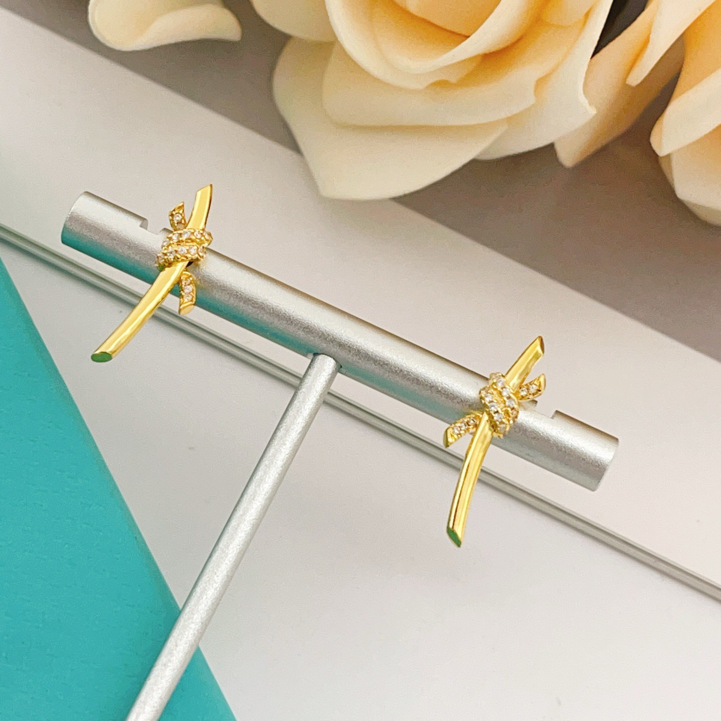 【Tiffany*帝芙尼最新款🆕🆕金色镶钻绳结耳钉】一致官网黄铜材质，非常的上镜‼️设计很特别值得入手。