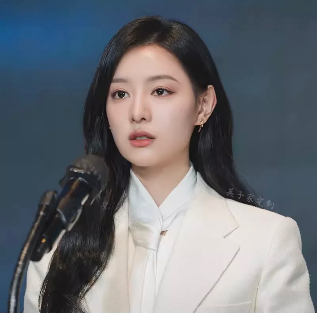 【Tiffany*帝芙尼最新款🆕🆕金色镶钻绳结耳钉】一致官网黄铜材质，非常的上镜‼️设计很特别值得入手。