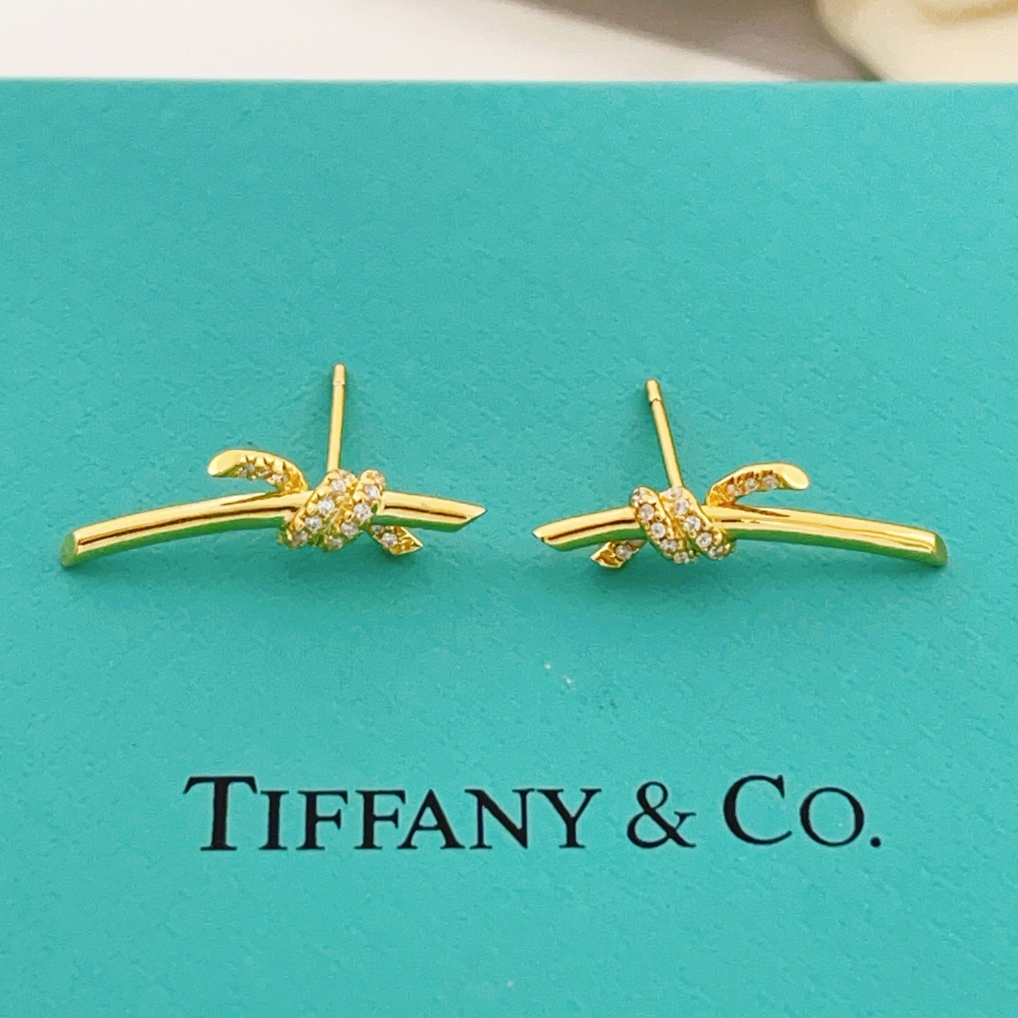 【Tiffany*帝芙尼最新款🆕🆕金色镶钻绳结耳钉】一致官网黄铜材质，非常的上镜‼️设计很特别值得入手。