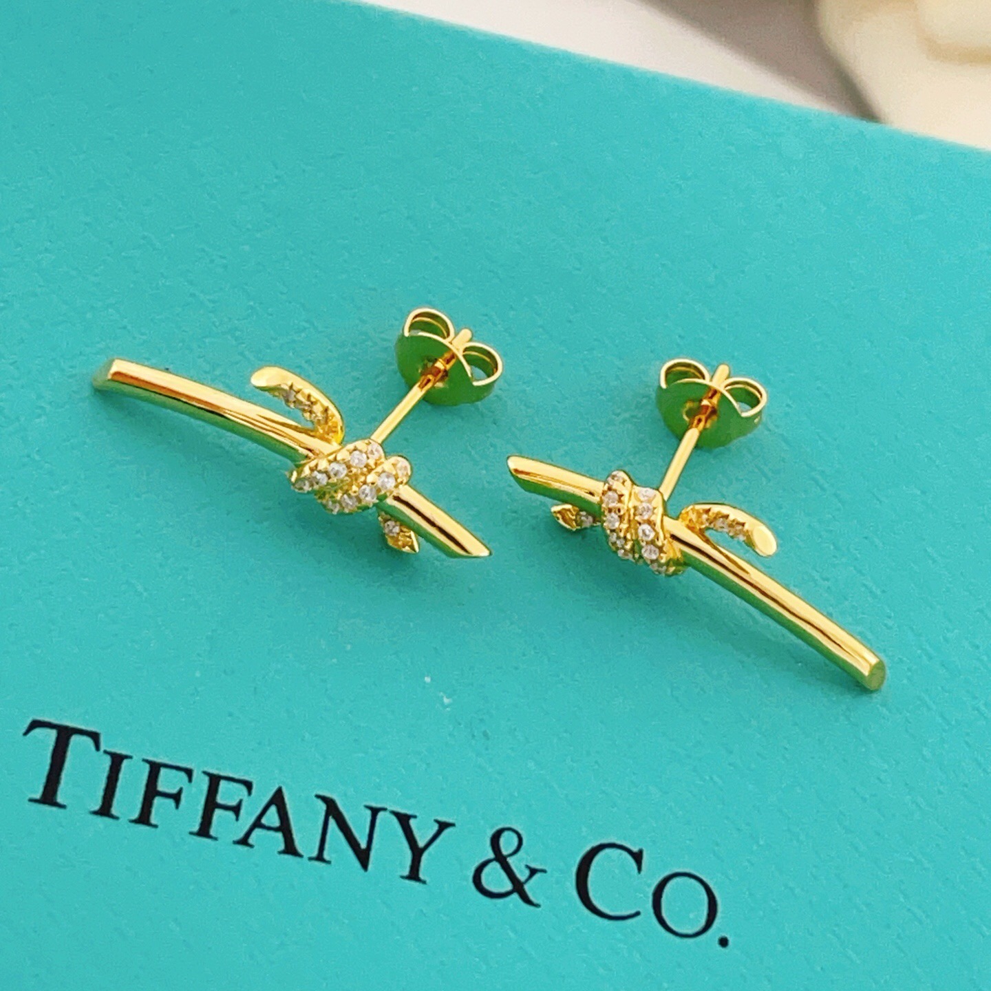 【Tiffany*帝芙尼最新款🆕🆕金色镶钻绳结耳钉】一致官网黄铜材质，非常的上镜‼️设计很特别值得入手。