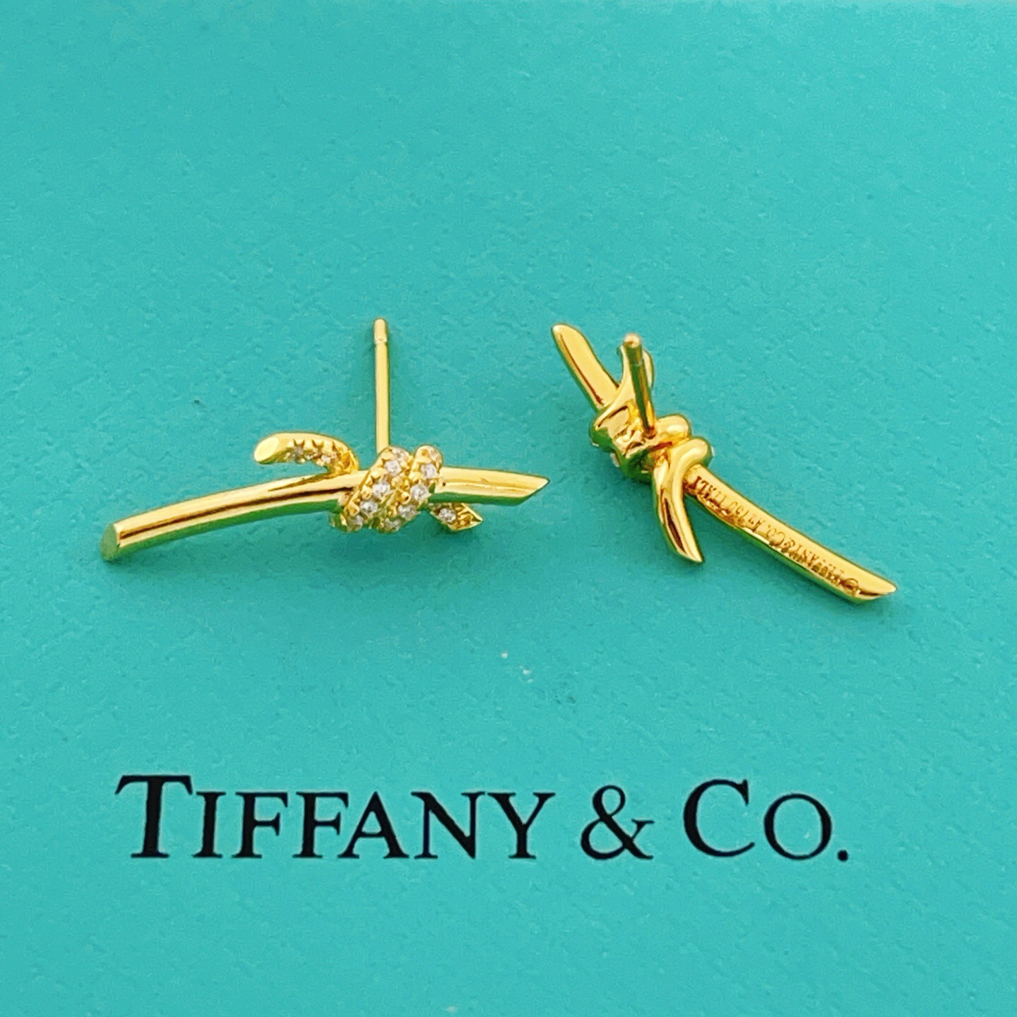 【Tiffany*帝芙尼最新款🆕🆕金色镶钻绳结耳钉】一致官网黄铜材质，非常的上镜‼️设计很特别值得入手。