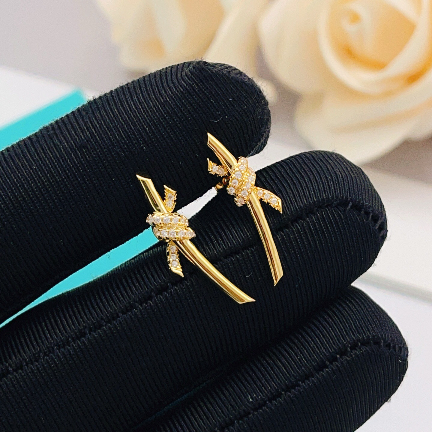 【Tiffany*帝芙尼最新款🆕🆕金色镶钻绳结耳钉】一致官网黄铜材质，非常的上镜‼️设计很特别值得入手。