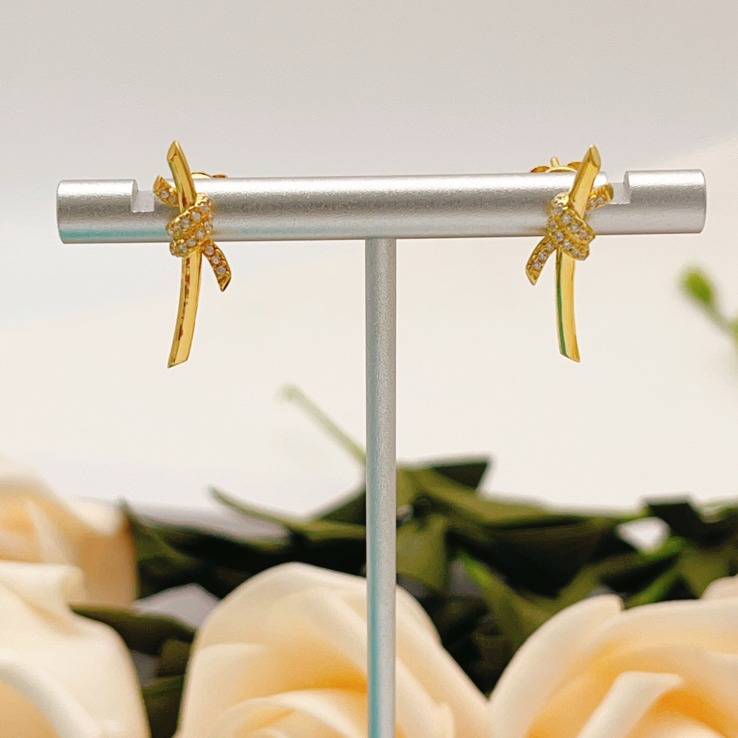 【Tiffany*帝芙尼最新款🆕🆕金色镶钻绳结耳钉】一致官网黄铜材质，非常的上镜‼️设计很特别值得入手。