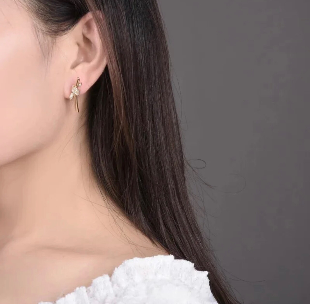 【Tiffany*帝芙尼最新款🆕🆕金色镶钻绳结耳钉】一致官网黄铜材质，非常的上镜‼️设计很特别值得入手。