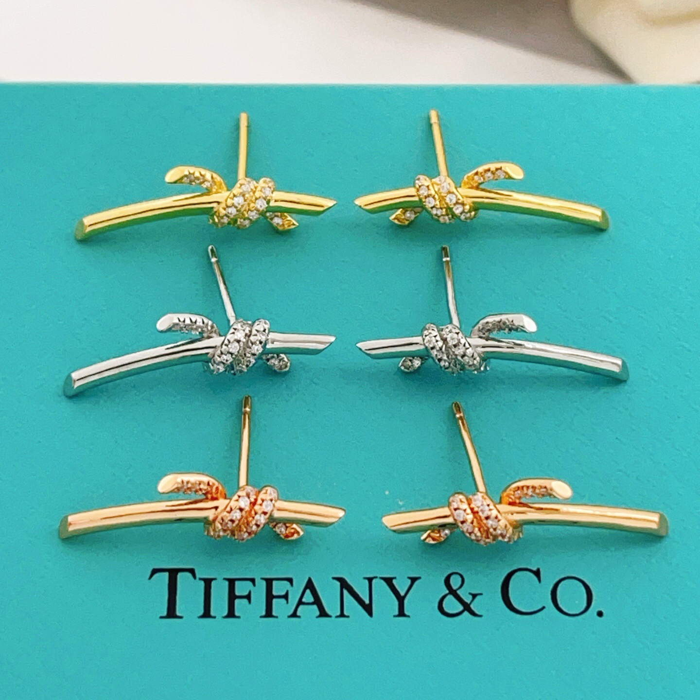 【Tiffany*帝芙尼最新款🆕🆕玫瑰金镶钻绳结耳钉】一致官网黄铜材质，非常的上镜‼️设计很特别值得入手