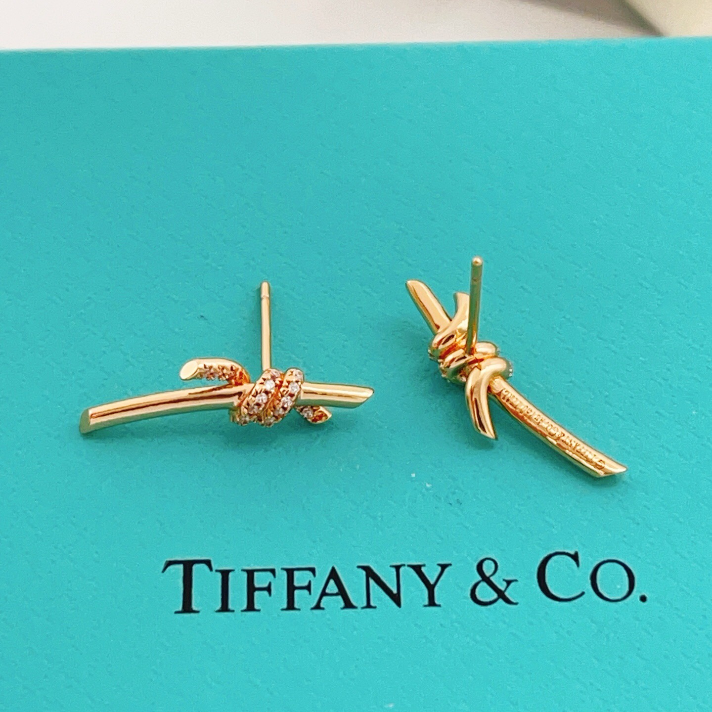 【Tiffany*帝芙尼最新款🆕🆕玫瑰金镶钻绳结耳钉】一致官网黄铜材质，非常的上镜‼️设计很特别值得入手
