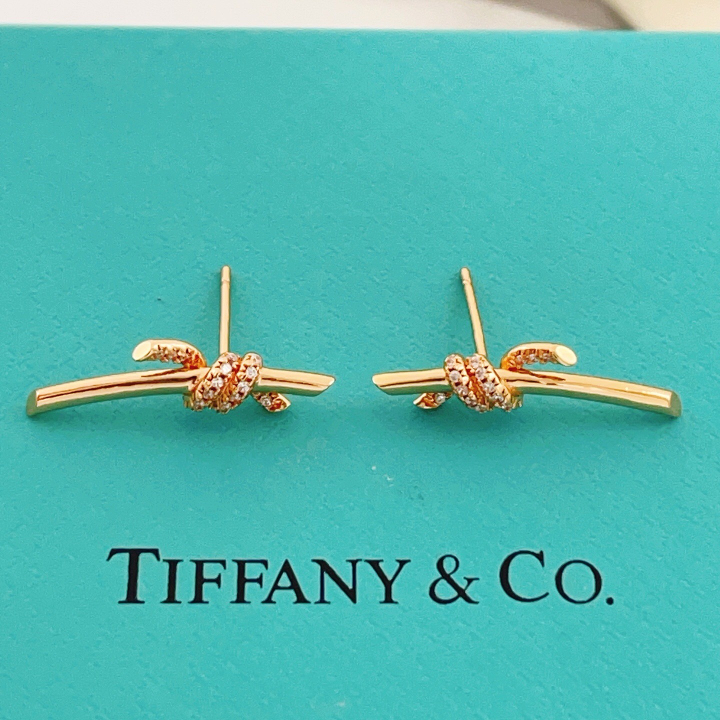 【Tiffany*帝芙尼最新款🆕🆕玫瑰金镶钻绳结耳钉】一致官网黄铜材质，非常的上镜‼️设计很特别值得入手