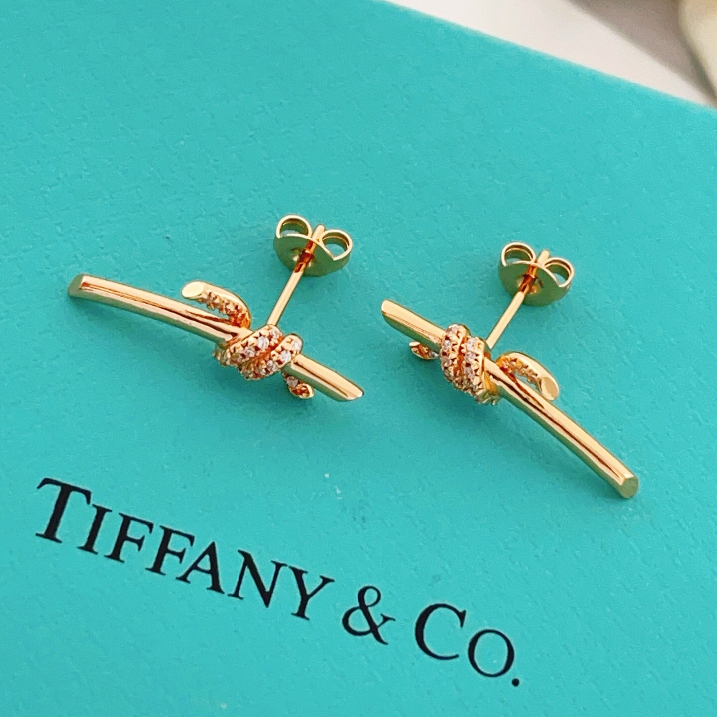 【Tiffany*帝芙尼最新款🆕🆕玫瑰金镶钻绳结耳钉】一致官网黄铜材质，非常的上镜‼️设计很特别值得入手